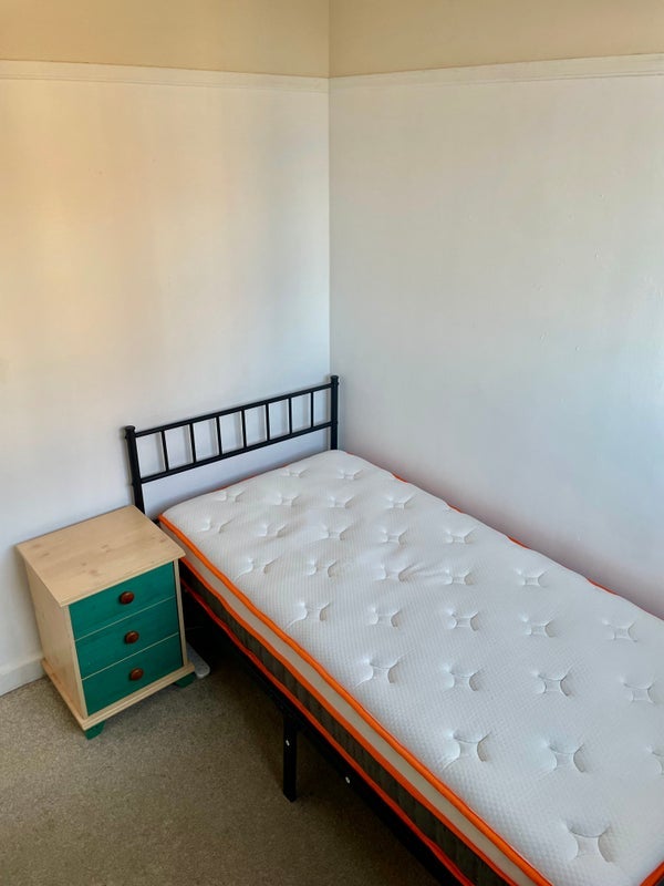 Room Sir Alexander Close in Greater London