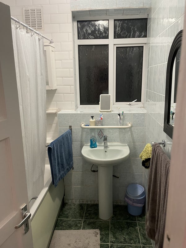 Room Sir Alexander Close in Greater London