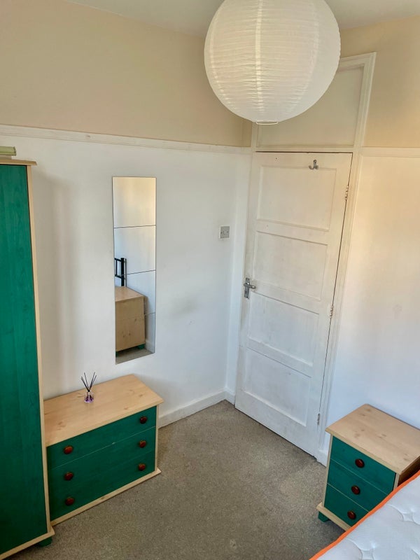 Room Sir Alexander Close in Greater London