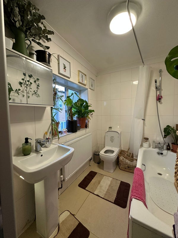 Room Clifden Road in Greater London