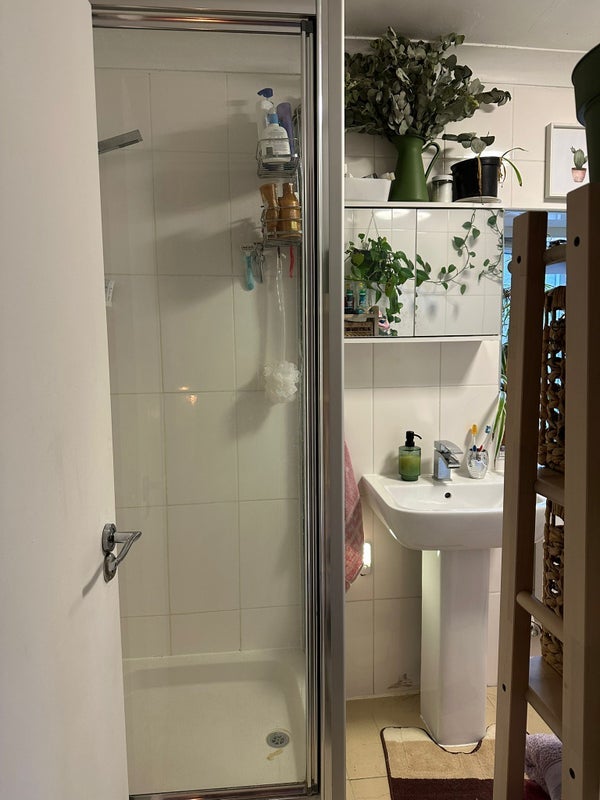 Room Clifden Road in Greater London
