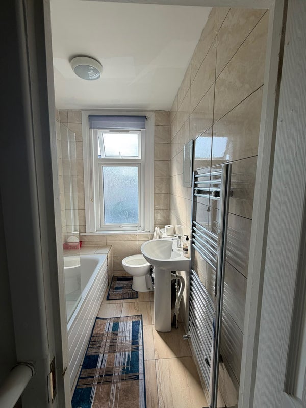 Room Himley Road in Greater London