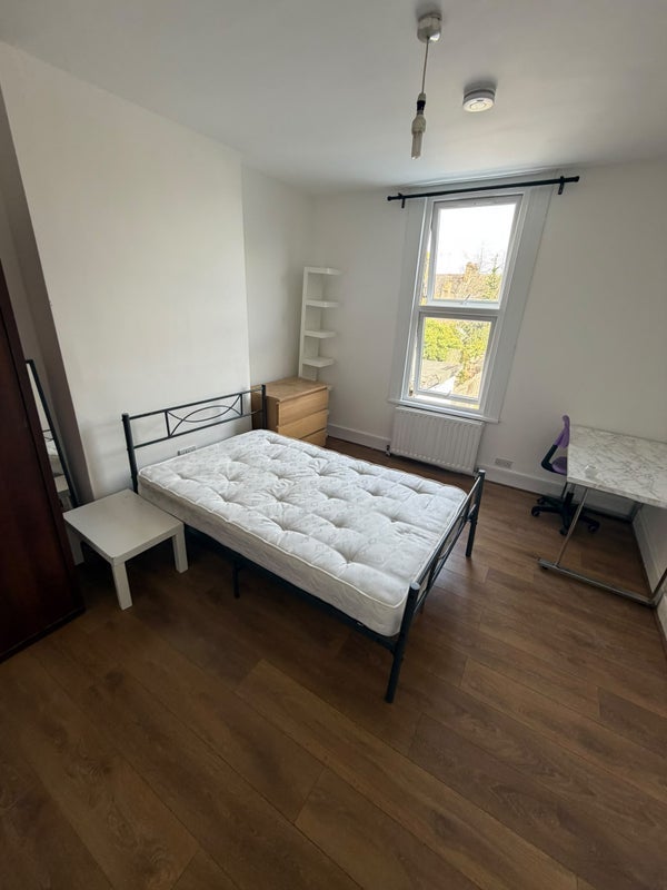 Room Himley Road in Greater London