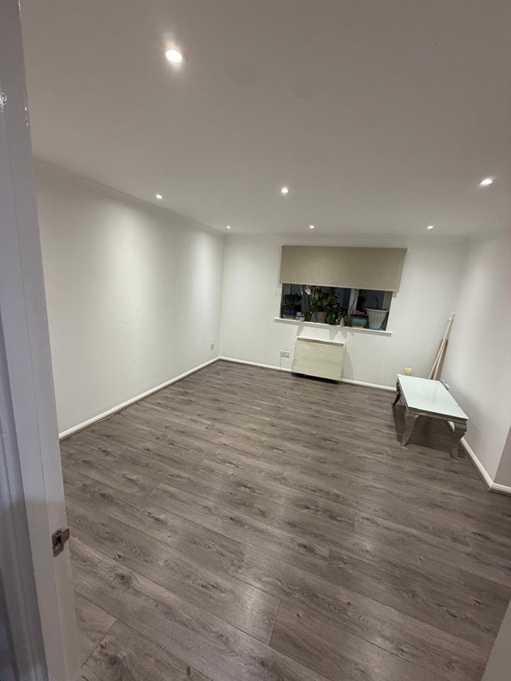 Flat Chequers Way in Greater London