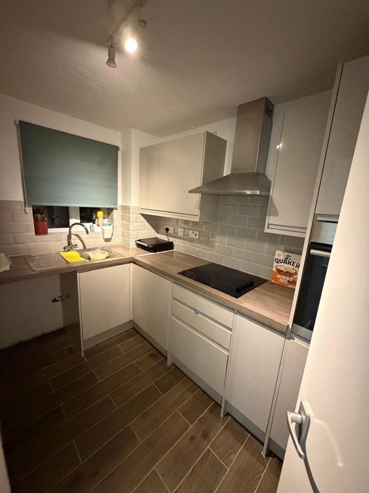 Flat Chequers Way in Greater London