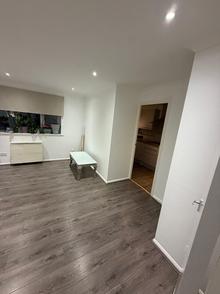 Flat Chequers Way in Greater London