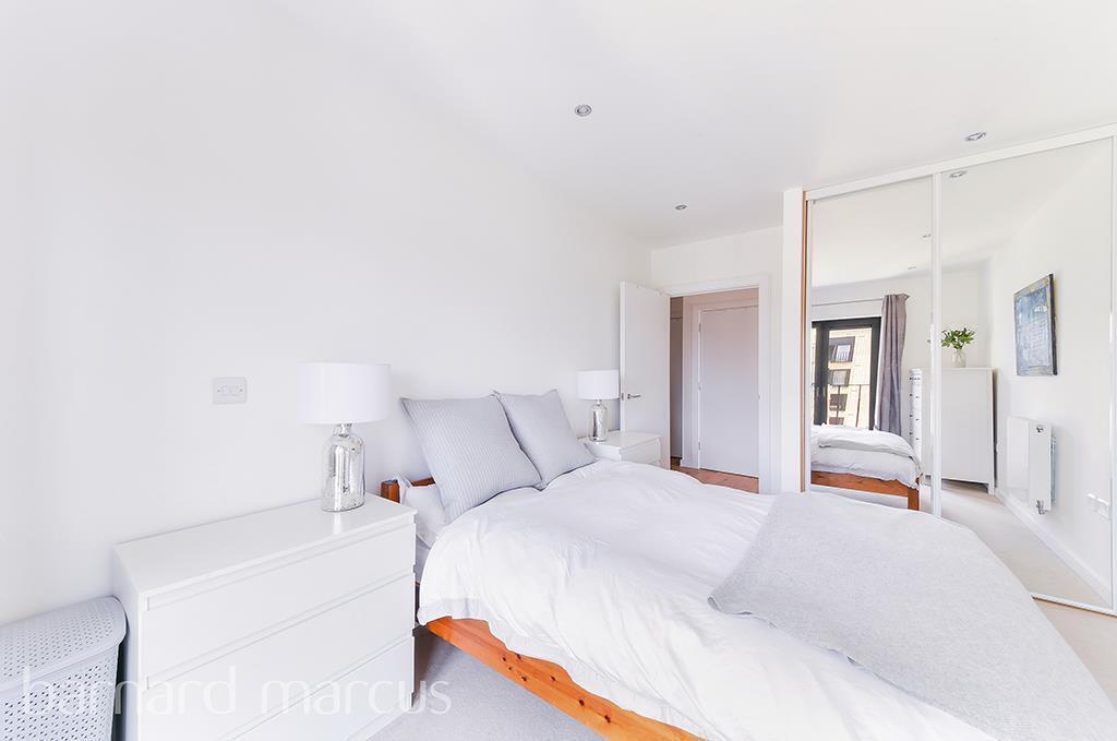 Flat Eythorne Road in Greater London