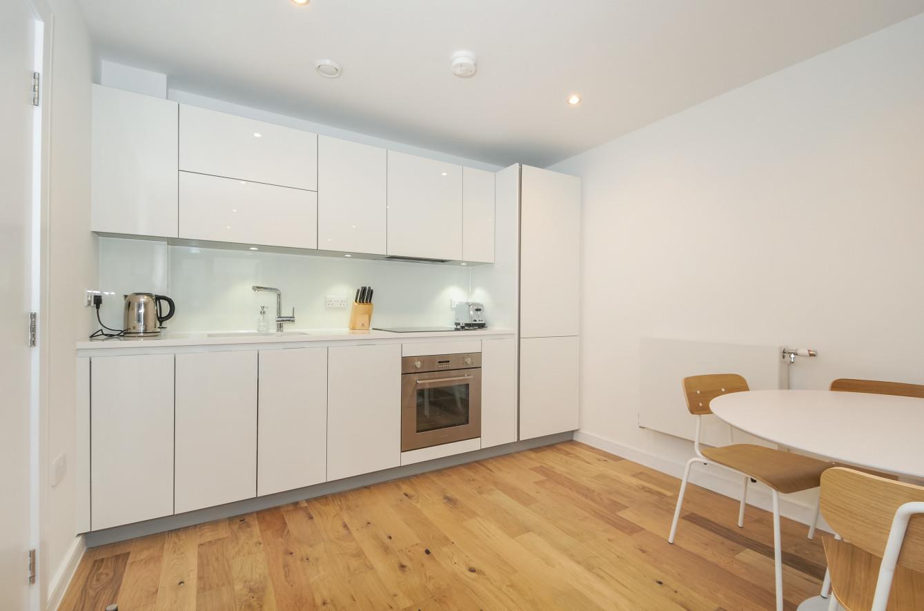 Flat Eythorne Road in Greater London