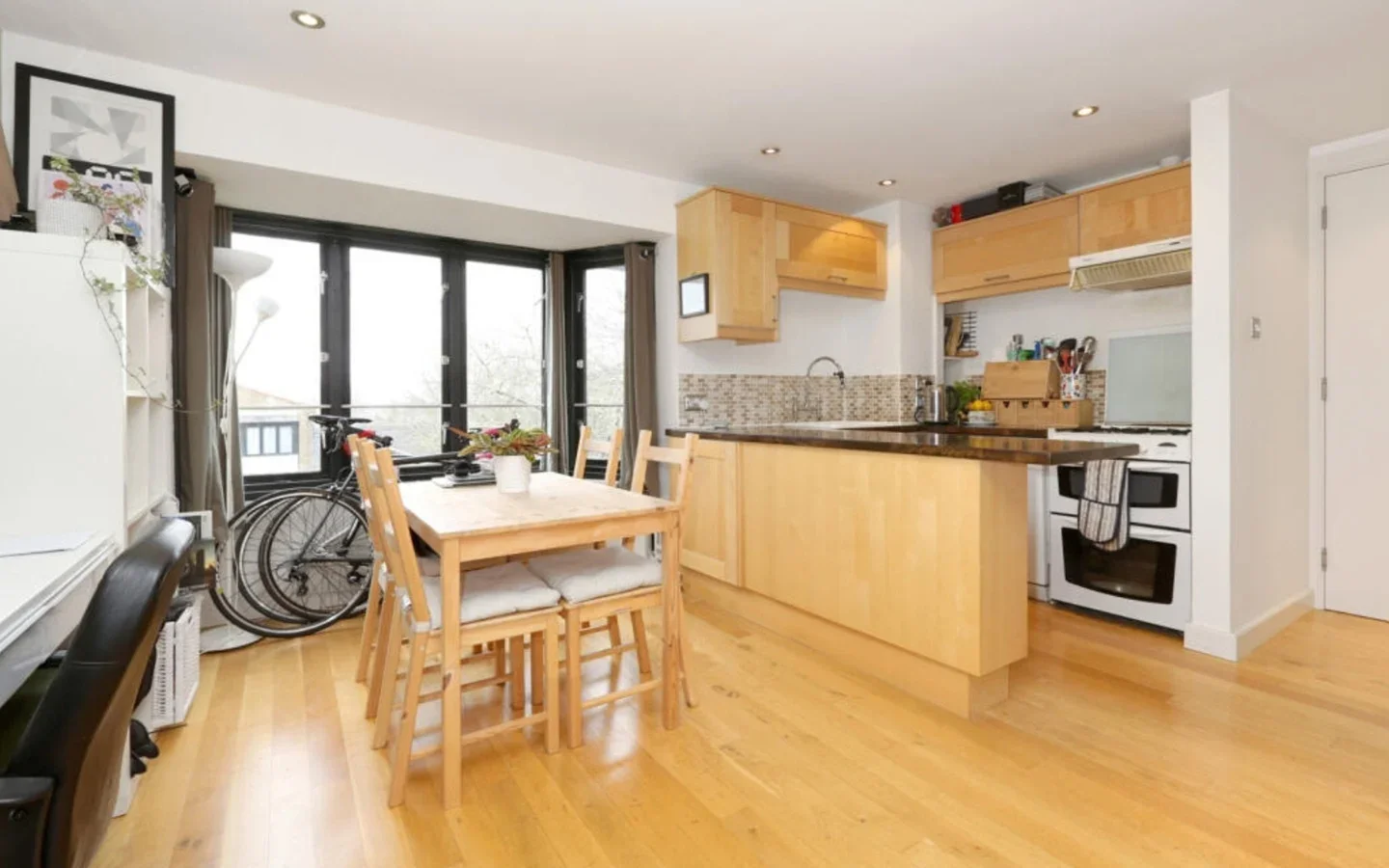 Flat Rowan Walk in Greater London