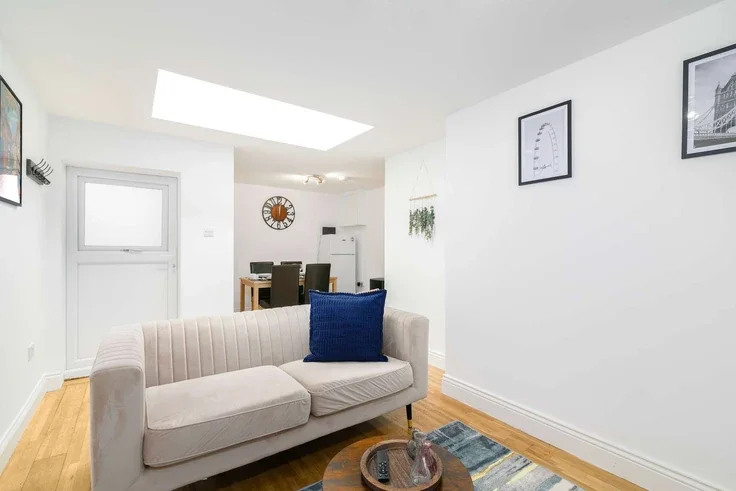 Flat Stanway Street in Greater London
