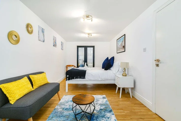 Flat Stanway Street in Greater London