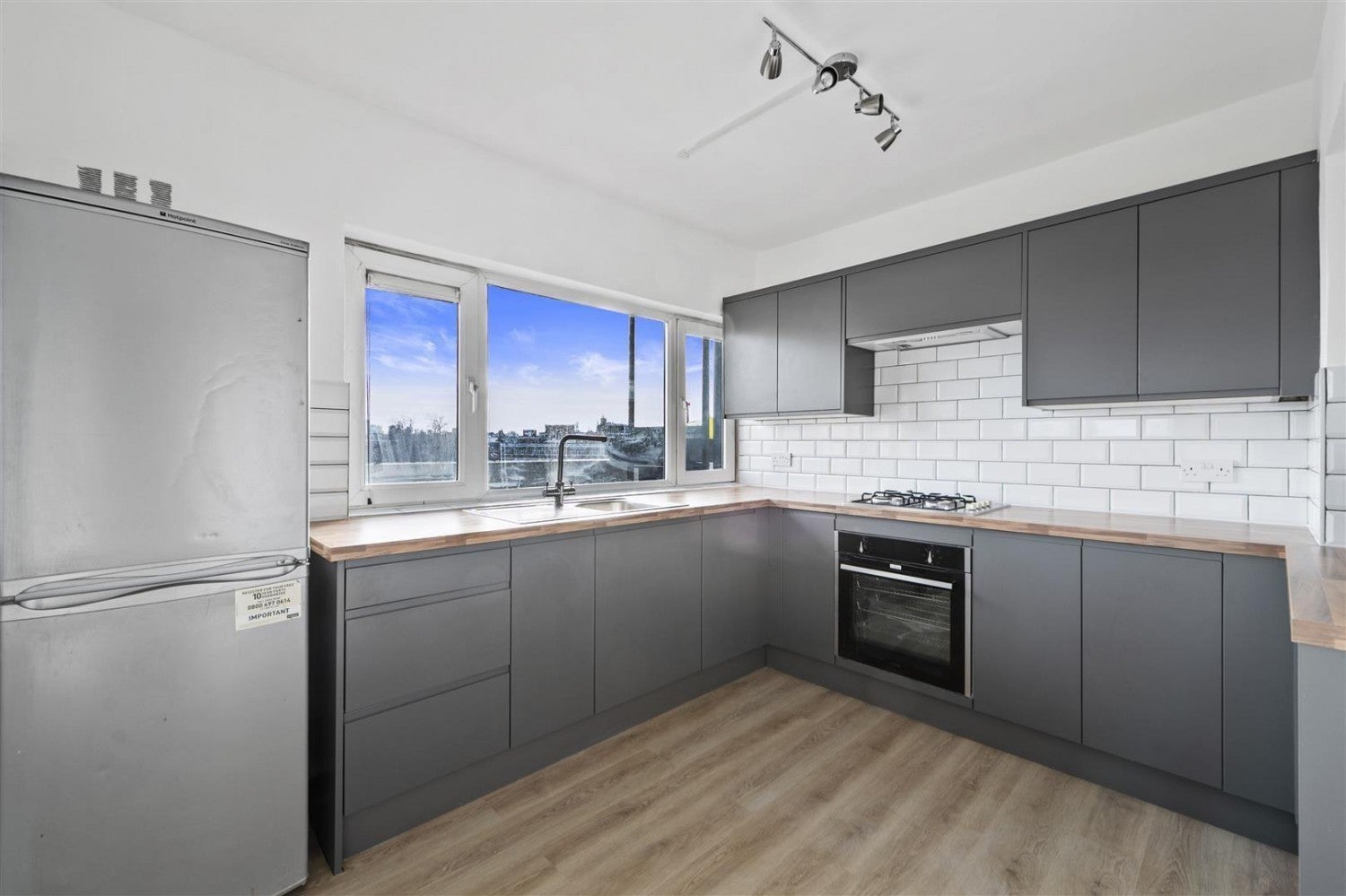 Flat Skinner Street in Greater London