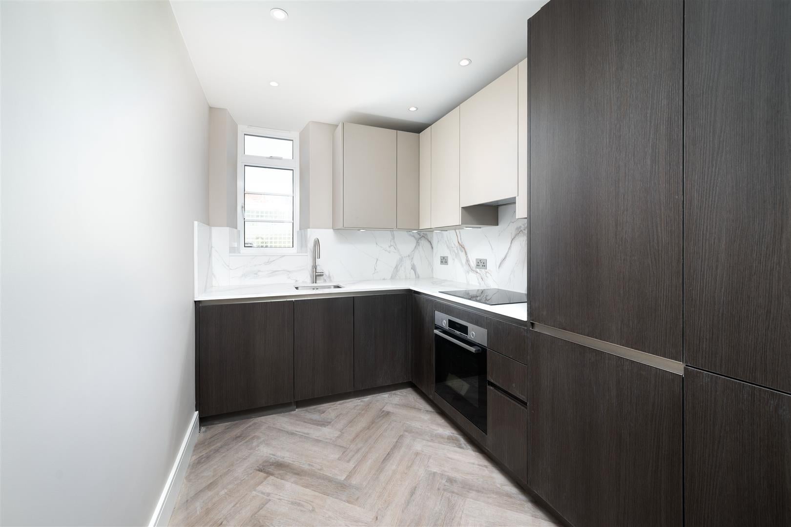 Flat Belsize Avenue in Greater London