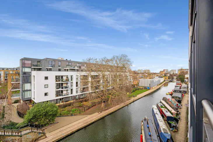 Flat Eagle Wharf Road in Greater London