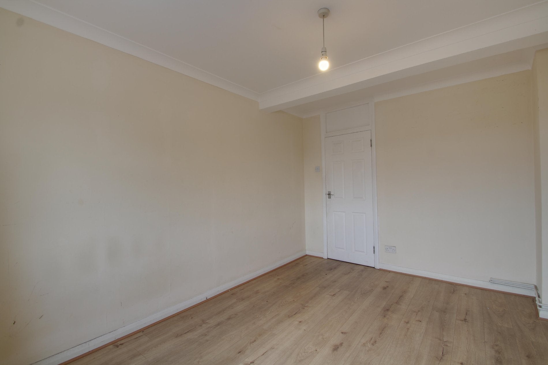 Flat Meadfield Road in Slough