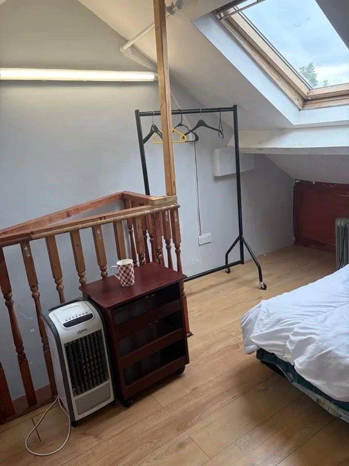 Room Whites Avenue in Greater London