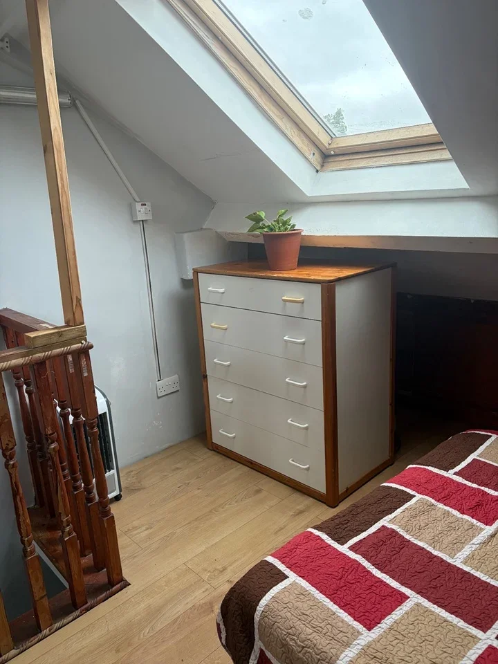 Room Whites Avenue in Greater London