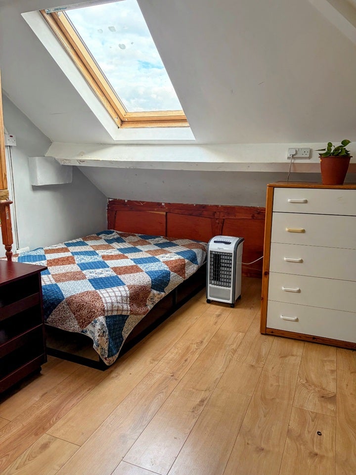 Room Whites Avenue in Greater London
