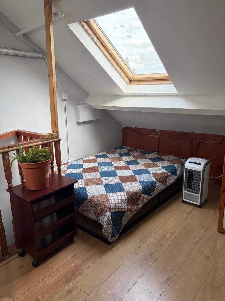 Room Whites Avenue in Greater London