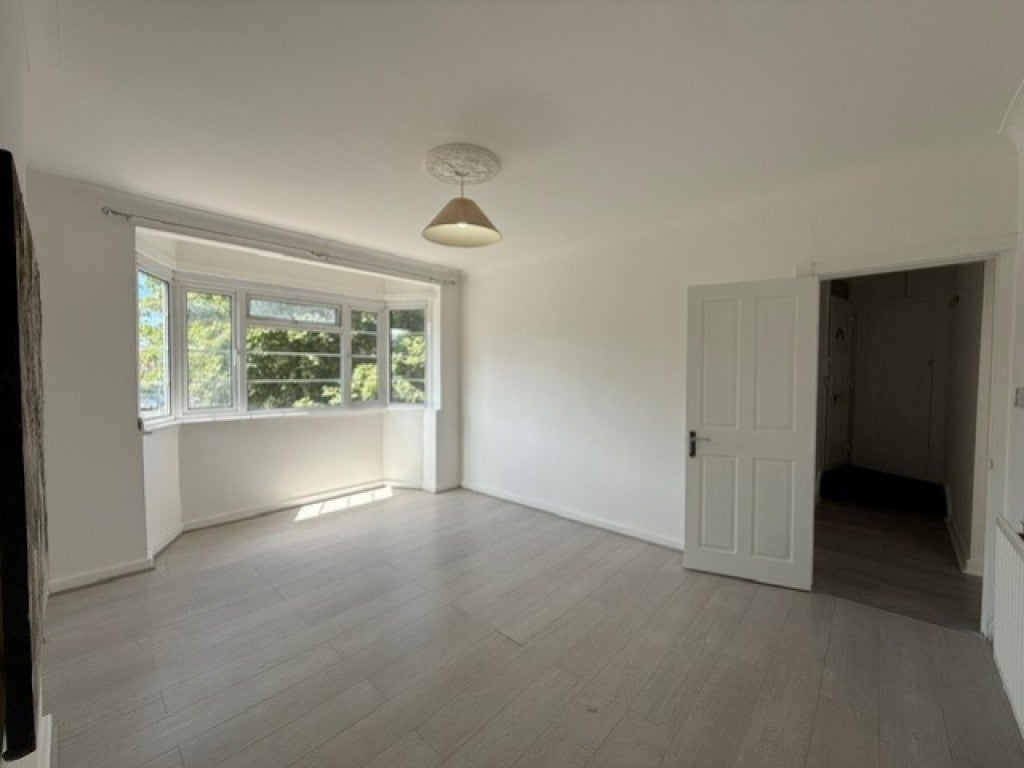 Flat Alexandra Avenue in Greater London