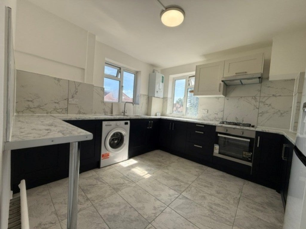 Flat Alexandra Avenue in Greater London