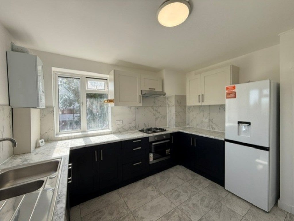 Flat Alexandra Avenue in Greater London