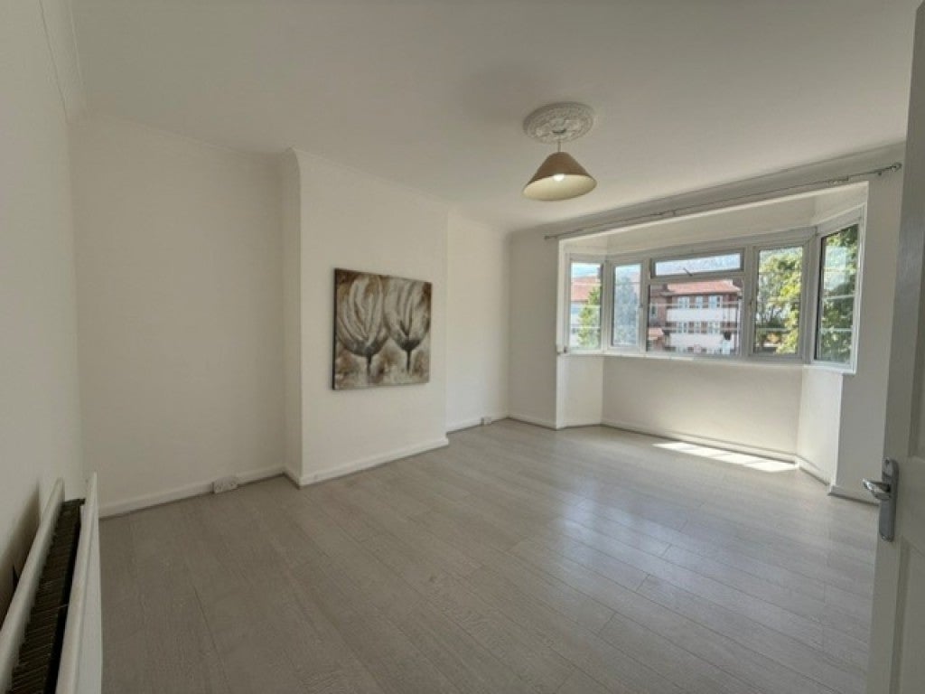 Flat Alexandra Avenue in Greater London