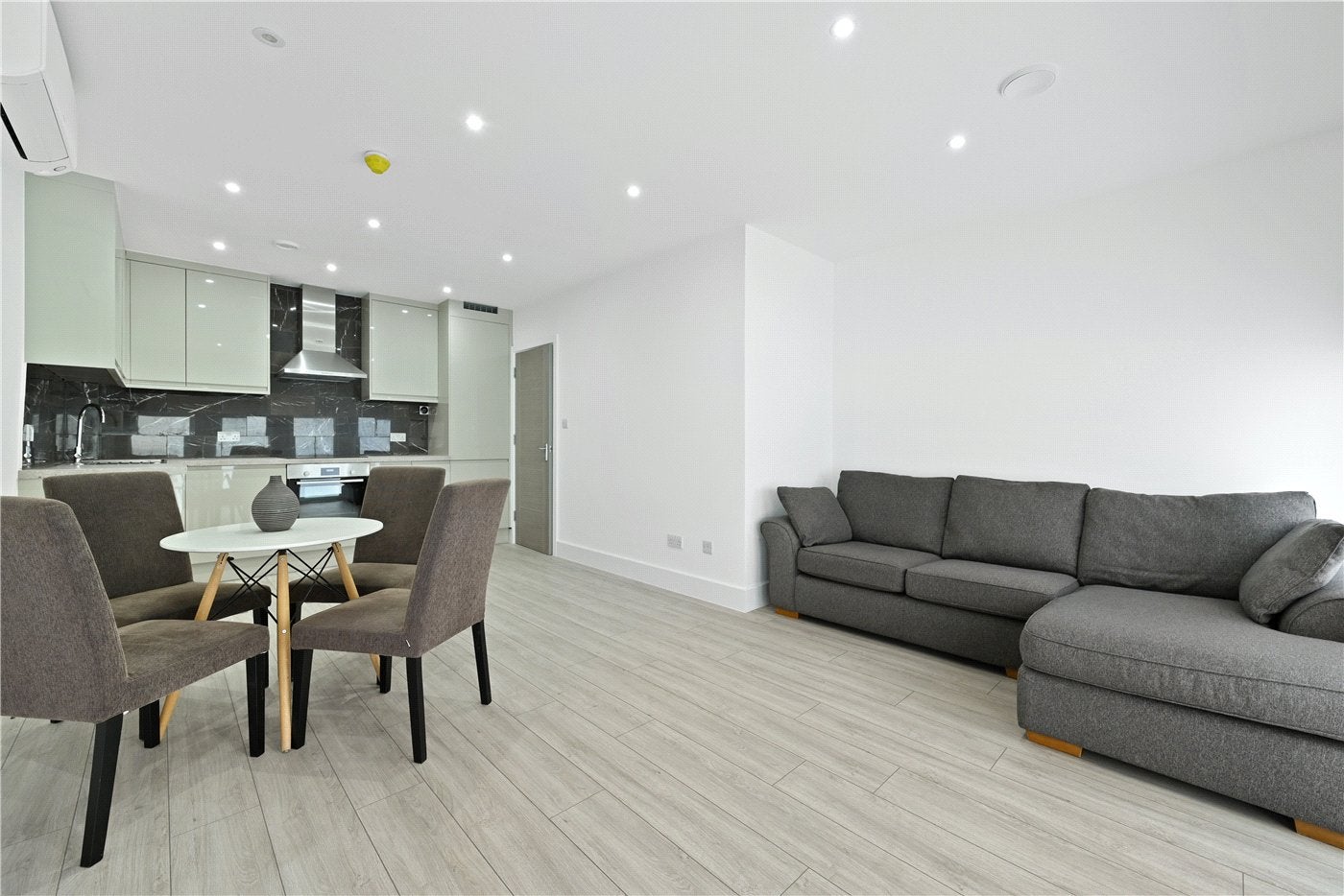 Flat Acton Lane in Greater London