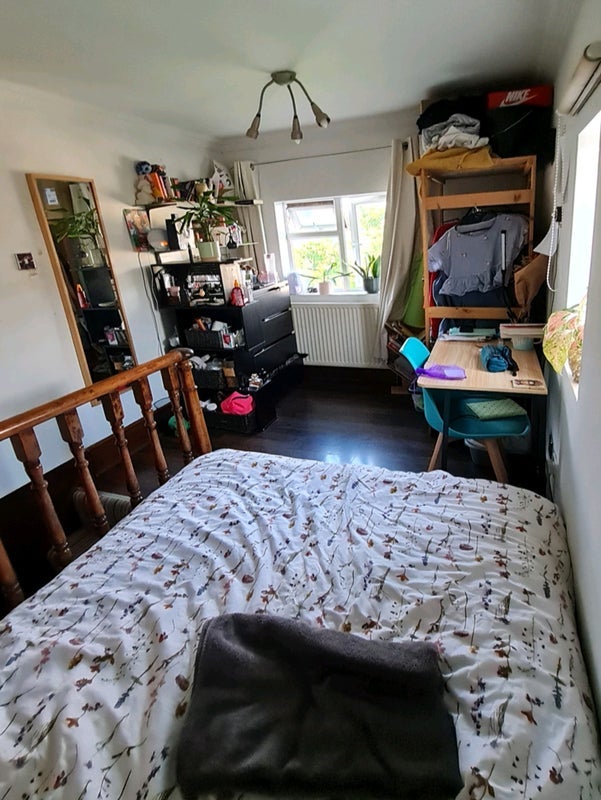 Room Benwell Road in Greater London