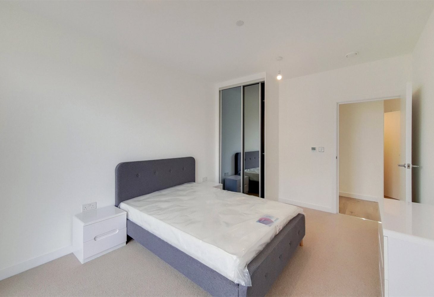 Flat Atlantis Avenue in Greater London