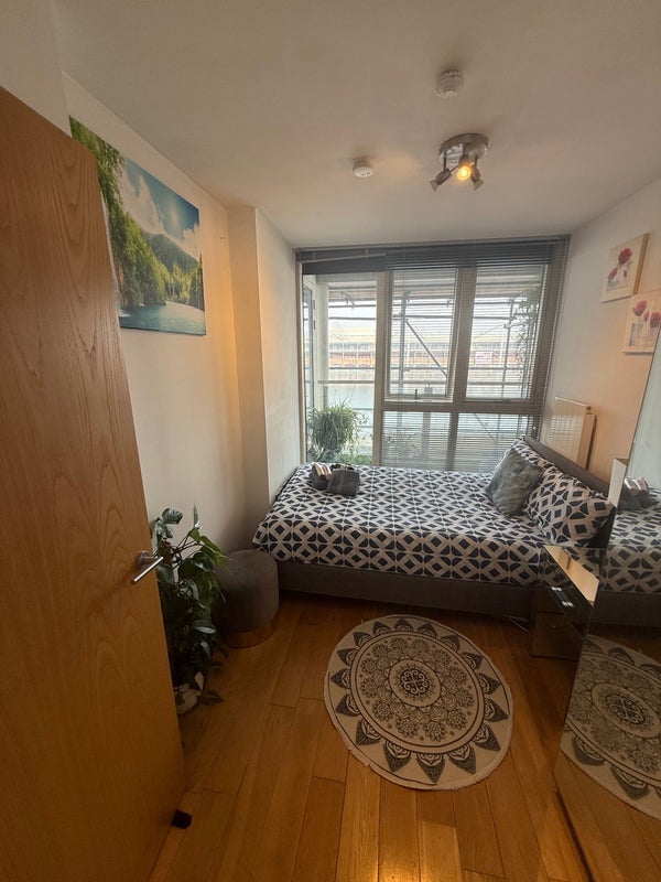 Flat Rayleigh Road in Greater London