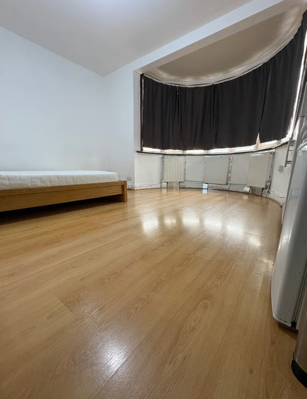 Flat Boxmoor Road in London