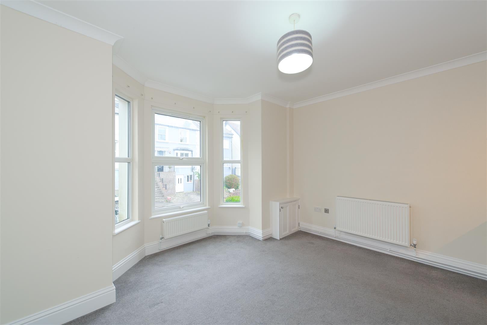 Flat Grovehill Road in Reigate and Banstead