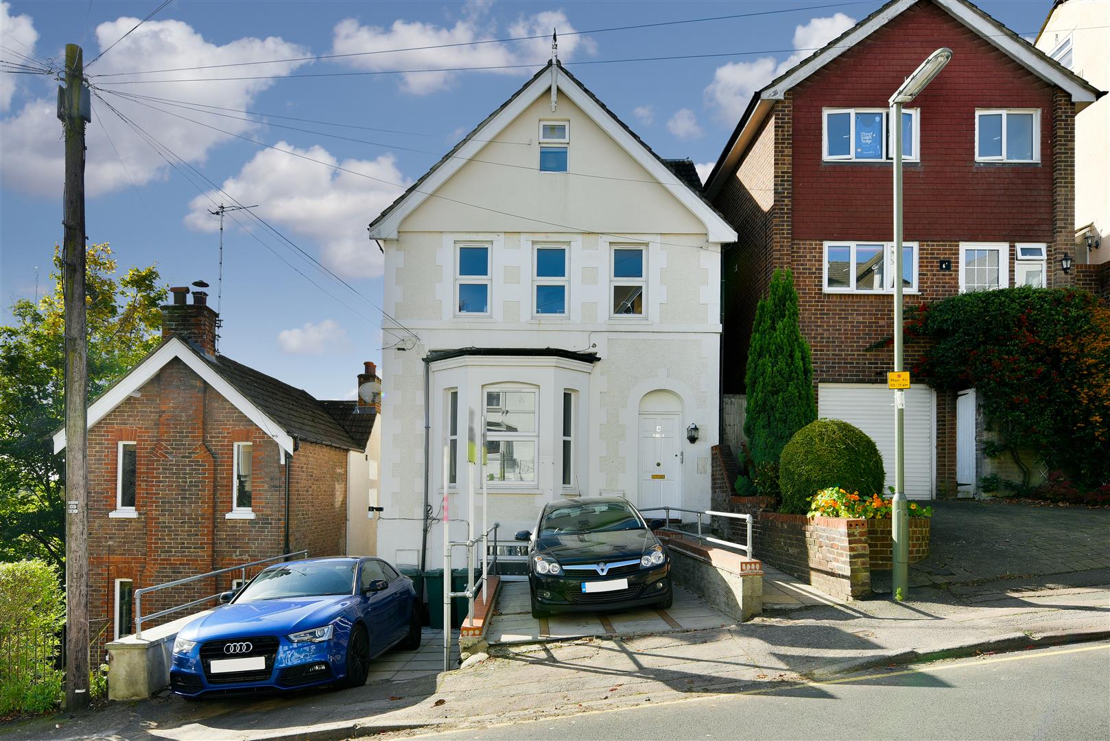 Flat Grovehill Road in Reigate and Banstead