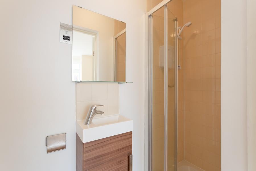 Room Dale Avenue in Greater London