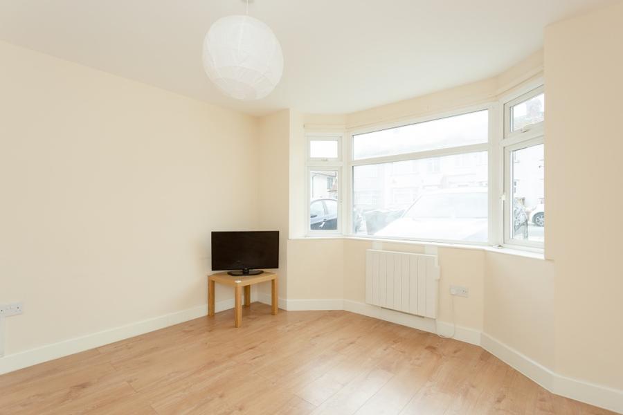 Room Dale Avenue in Greater London