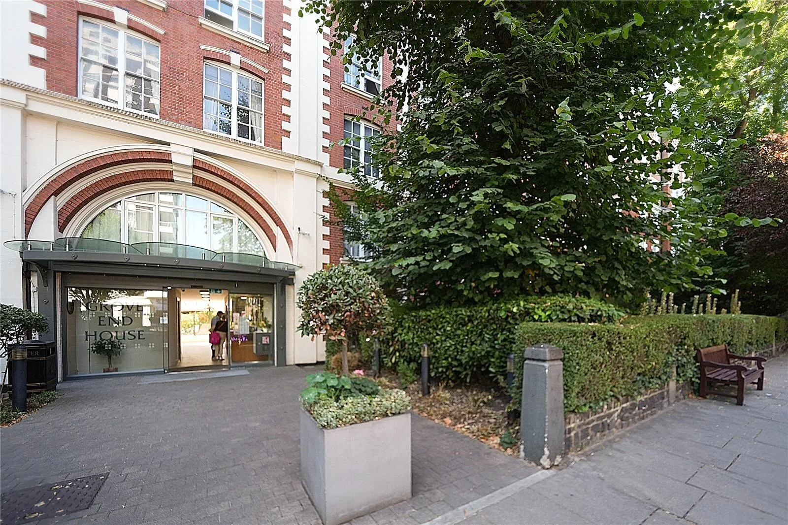 Flat Grove End Road in City of Westminster