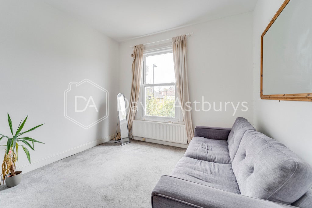 Flat Lynton Road in Greater London