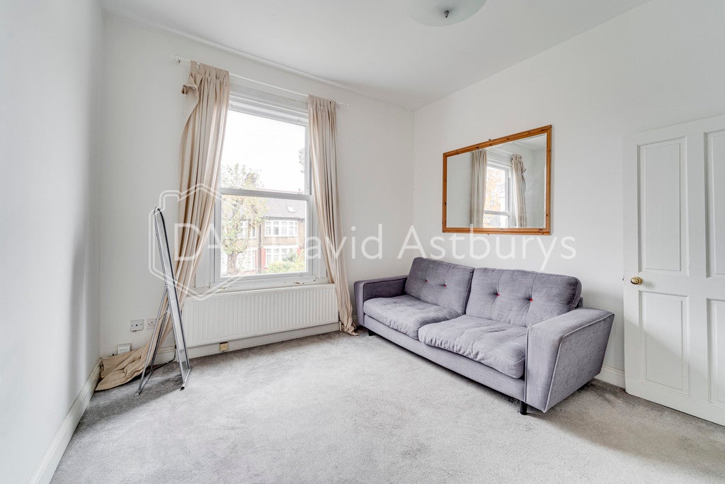 Flat Lynton Road in Greater London