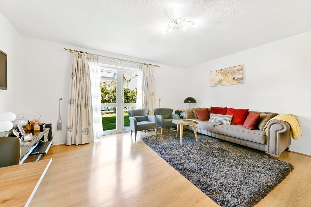 Flat Henfield Road in Greater London