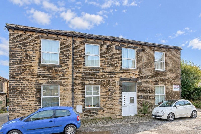 Flat Newby Drive in Crosshills