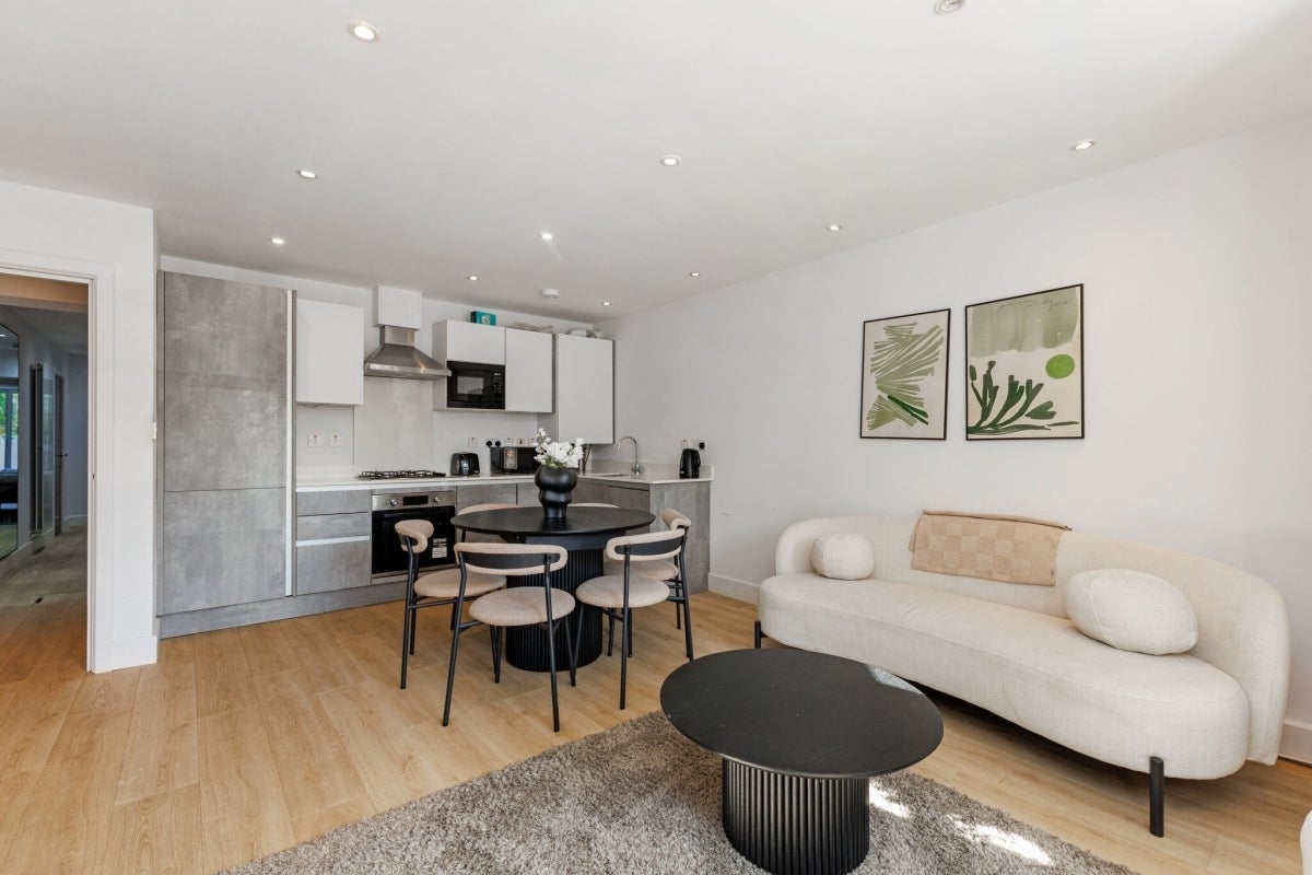 Flat Thurlow Park Road in Greater London