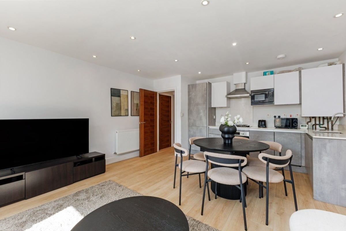 Flat Thurlow Park Road in Greater London