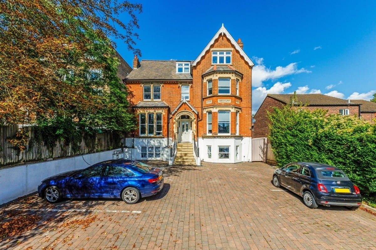 Flat Thurlow Park Road in Greater London