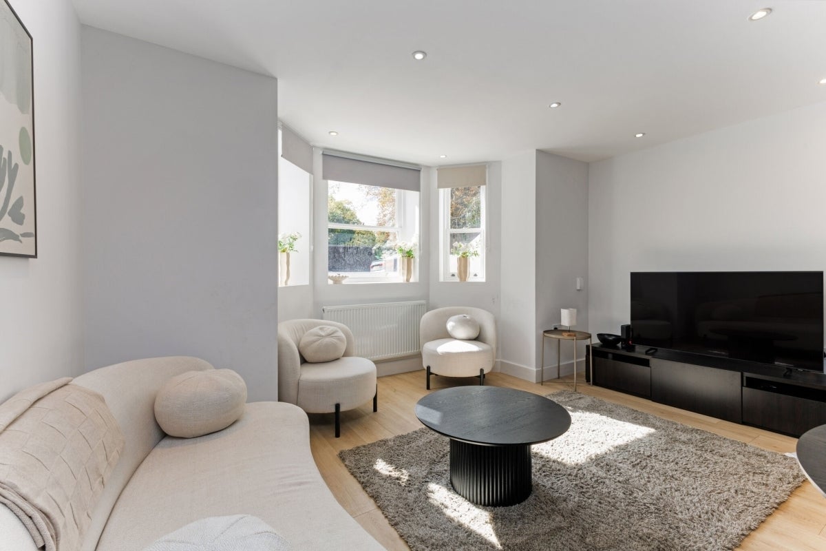 Flat Thurlow Park Road in Greater London