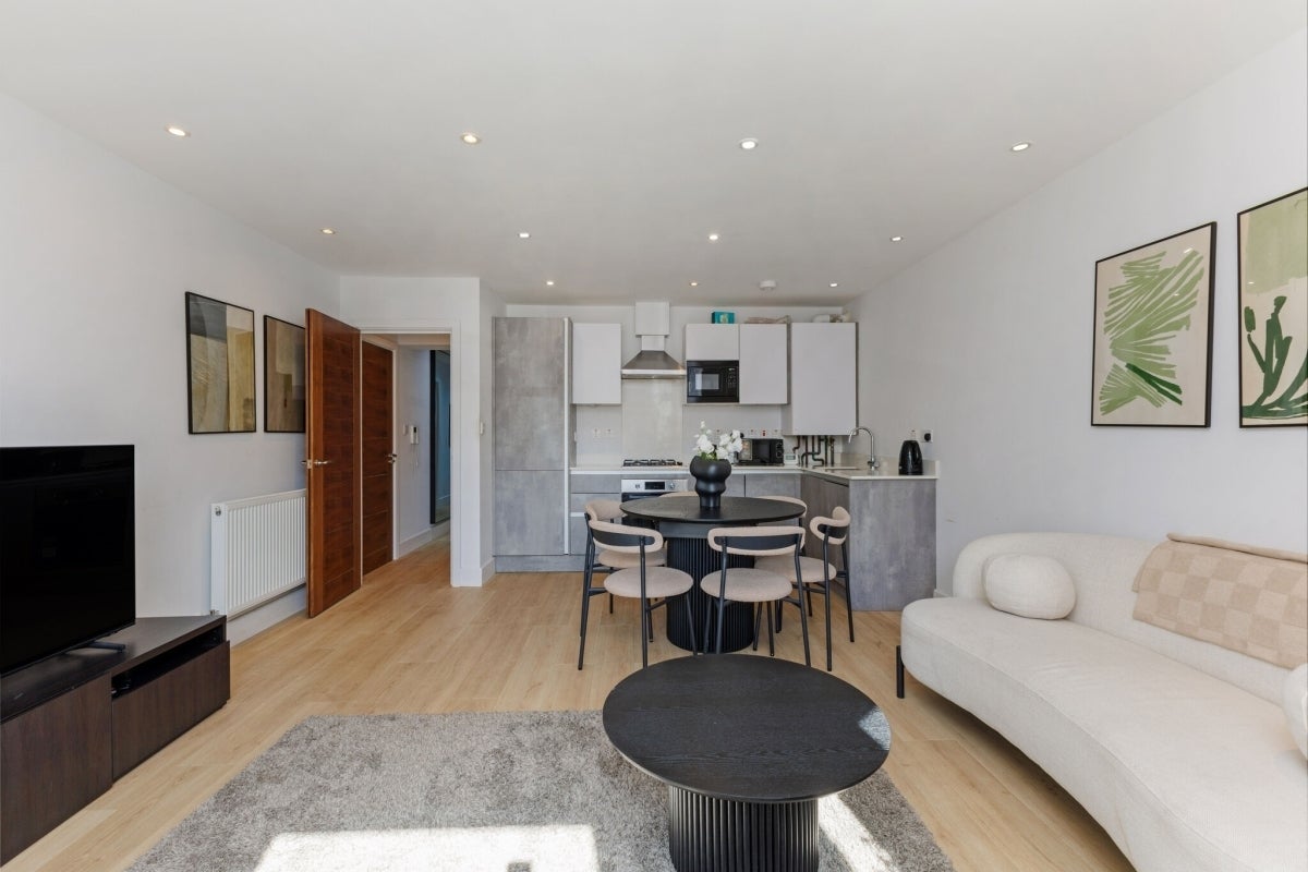Flat Thurlow Park Road in Greater London