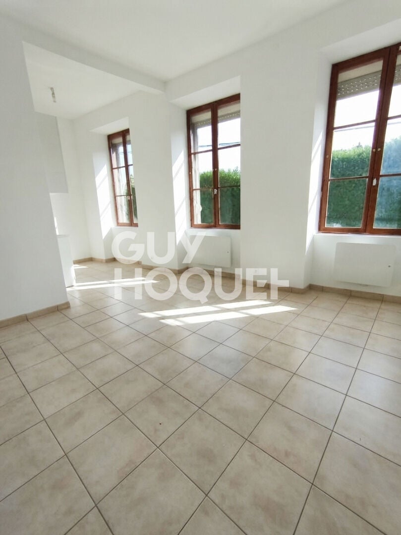 Flat D 833 in Ivry-la-Bataille