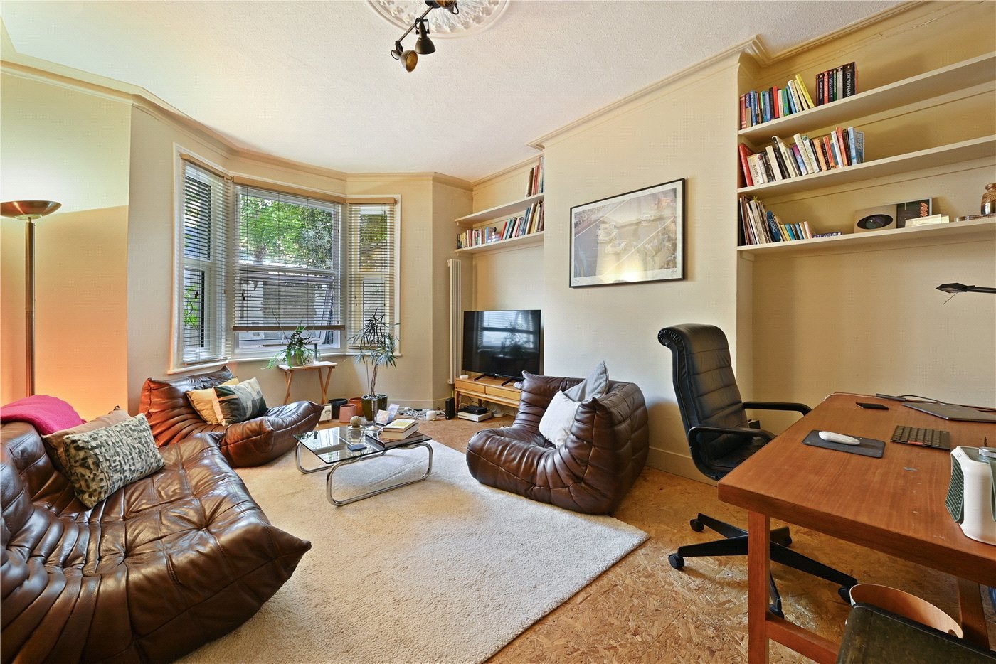 Flat Algernon Road in Greater London