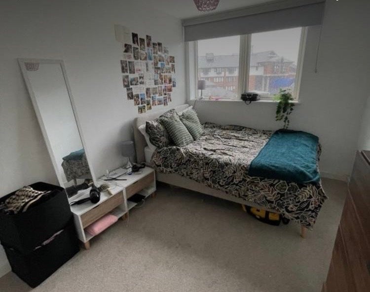 Room Trafford Road in Salford