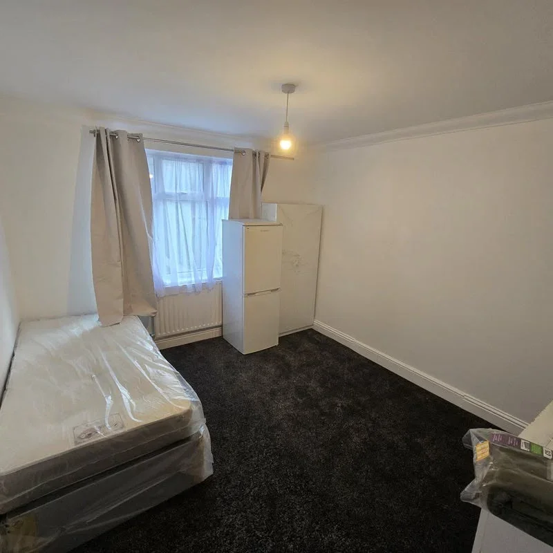 Room Hickman Road in Greater London